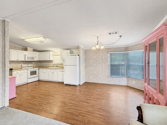 Building Photo - Charming Coastal Retreat in Ridgeway | Fenced Yard + Garage | Hobe Sound