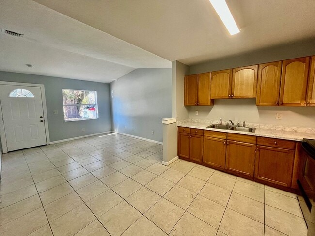 Building Photo - Conveniently Located 3BR/1BA Dade City Triplex NO APPLICATION FEE!