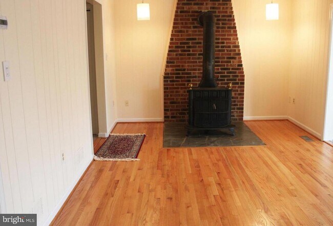 Building Photo - 6210 Cottonwood St