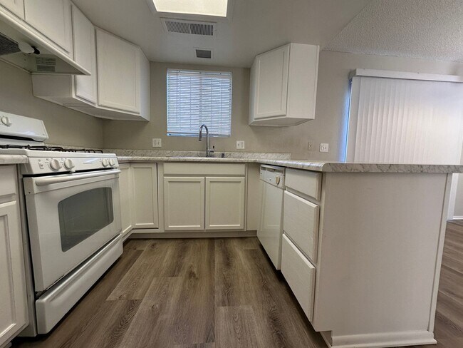Building Photo - Spacious 2 Bed Townhome with Balcony, Washer/Dryer Included