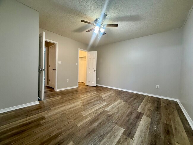 Building Photo - 13907 Rockinghorse Ln