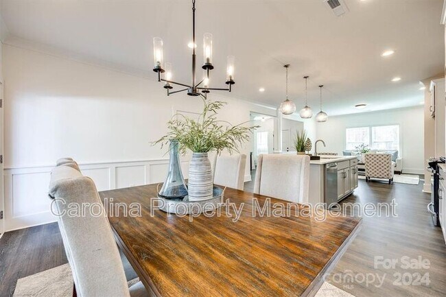Building Photo - 1233 Eastway Dr