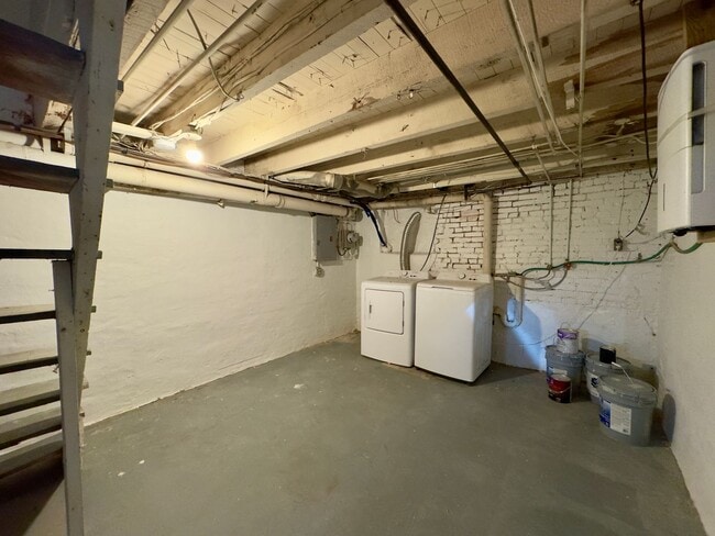 Building Photo - Charming 2 Bedroom/1 Bathroom Townhome in ...