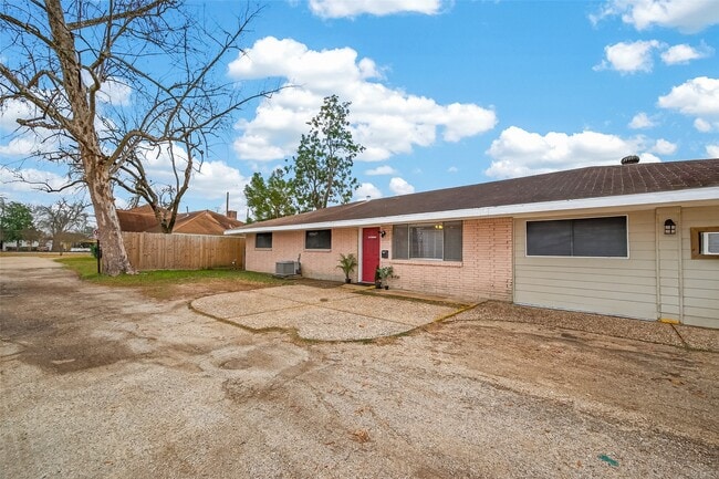 Building Photo - 10 Ferguson St