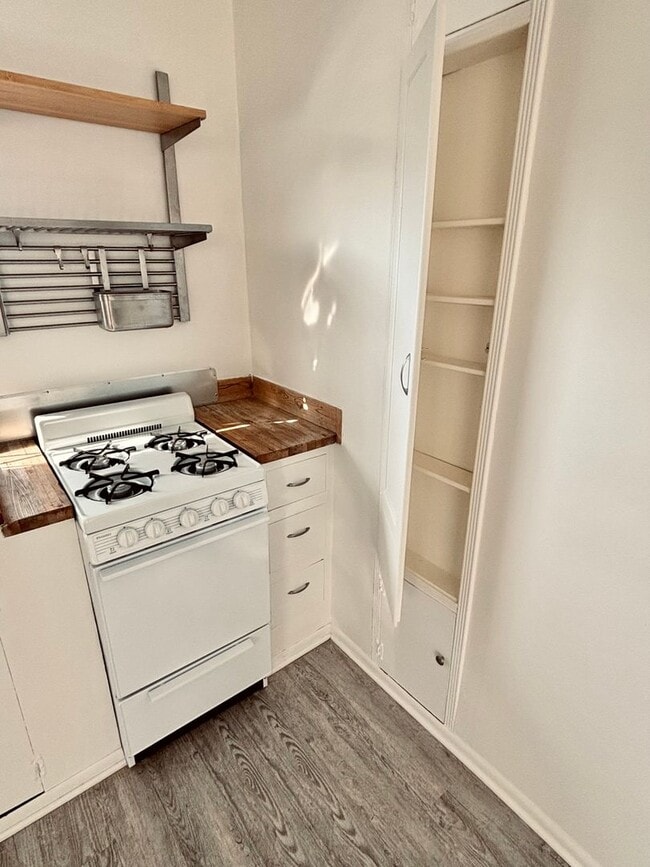 Building Photo - Private 1BD/1BA Rear Unit in El Segundo with 1-Car Garage