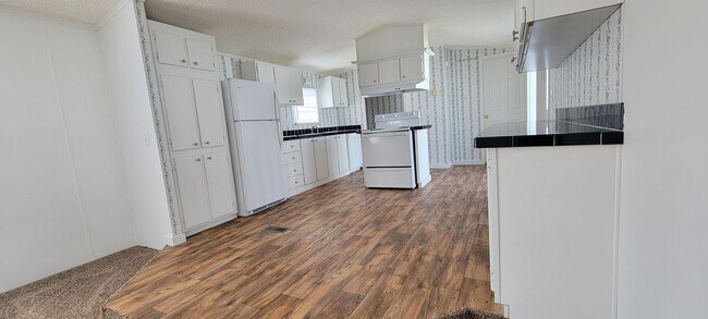 Building Photo - Ready to Move in