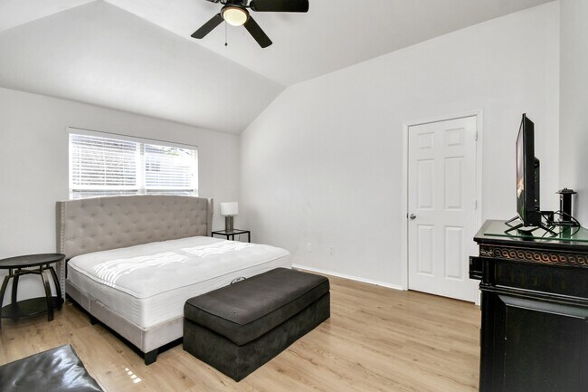 Building Photo - 19931 Roycroft Ln