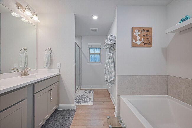 Building Photo - 2712 Golden Palms Ln