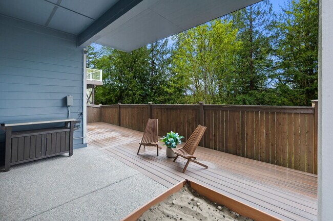 Building Photo - **North-Facing Luxury Home with Sunroom, A/C & Smart Home Features in Sammamish** Available NOW f...