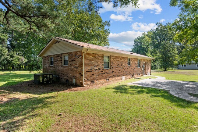 Building Photo - 1045 Scott Town Rd