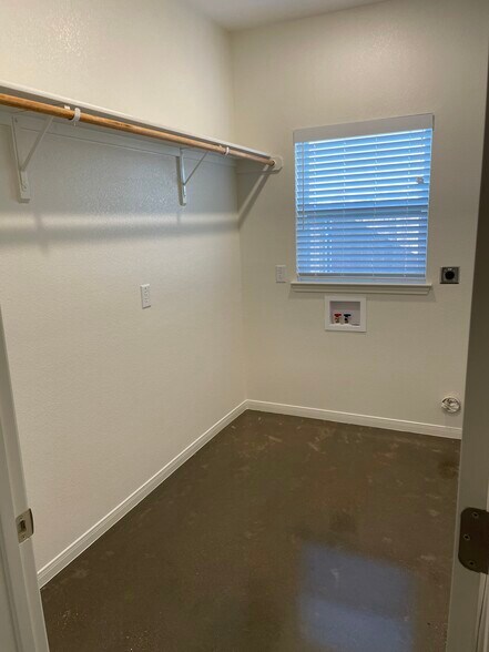 Building Photo - 704 Sugar Mill Ct