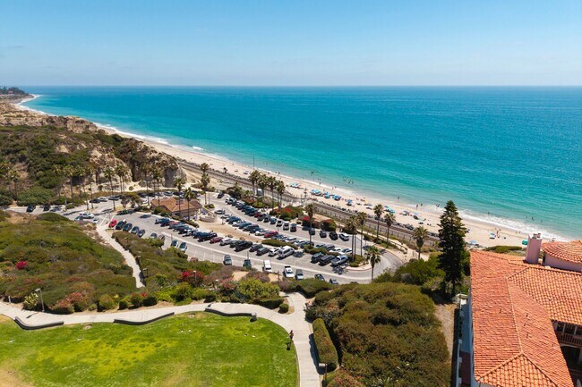 Building Photo - Dream home Located on the Bluff of Southwe...