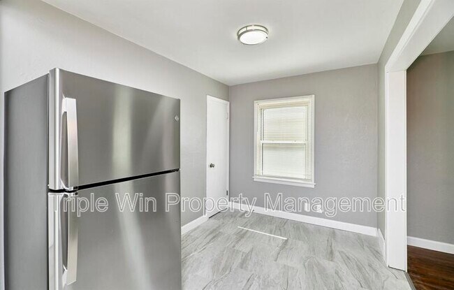 Building Photo - 9823 Meadowview Dr