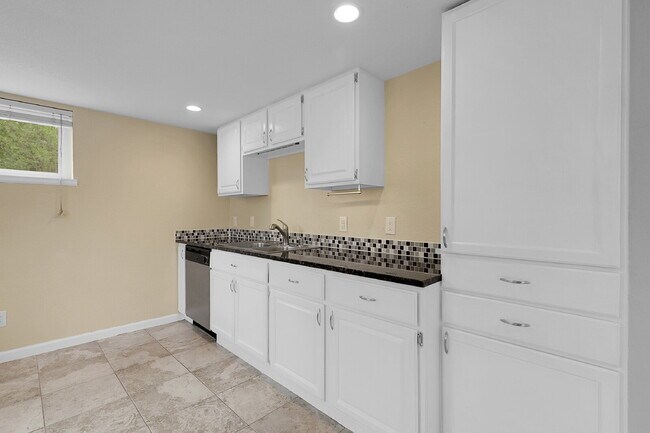 Building Photo - $1,795.95 - 2 Bed, 1 Bath Duplex Unit in Littleton with Fenced in yard, and In Unit Laundry!