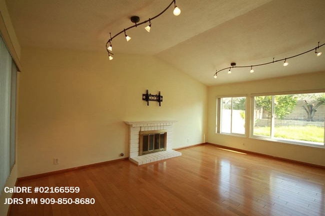Building Photo - Walnut 3 Bedroom Home