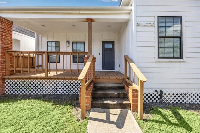 Building Photo - 2302 Sumpter St