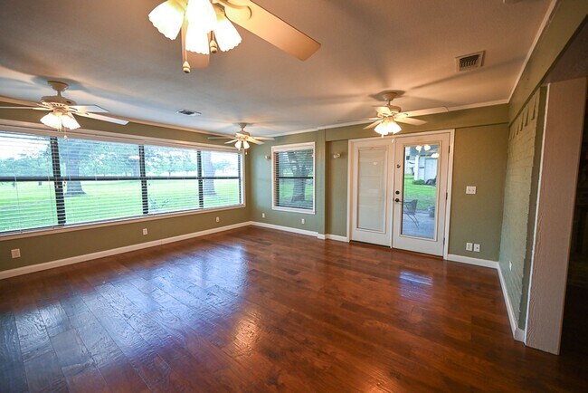 Building Photo - Beautiful 3 bedroom 2 bath Runaway Bay,  TX