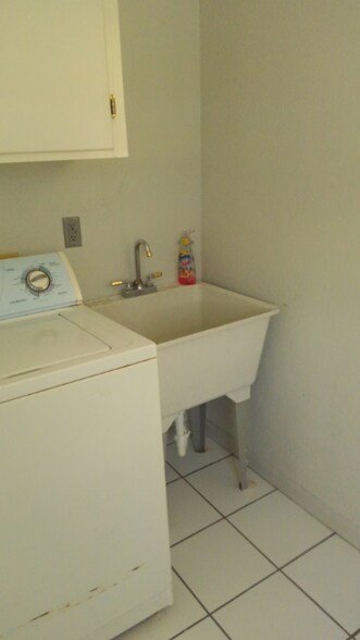 Building Photo - 723 S 33rd St