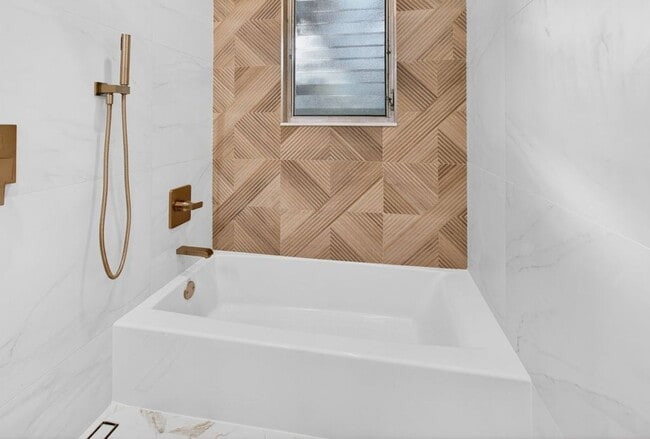 Building Photo - 2 BEDROOMS 1 BATHROOM!