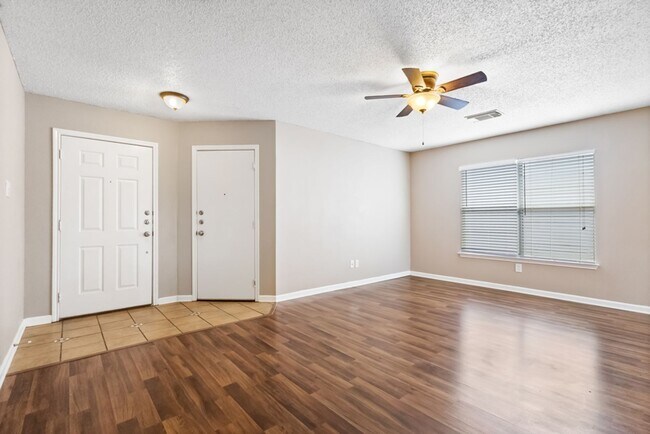 Building Photo - 2 Bedroom/ 1 Bath Bridgewood Subdivision