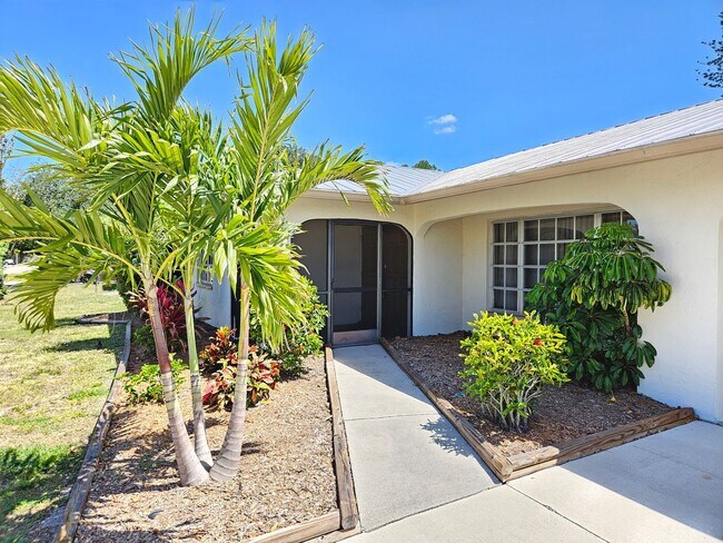 Building Photo - Seasonal Short-Term Single-Family Heated Pool Home located in Venice Gardens!