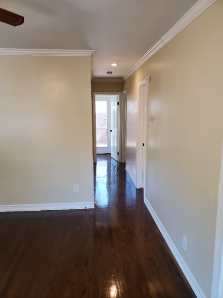 Building Photo - 421 N Ditmar St