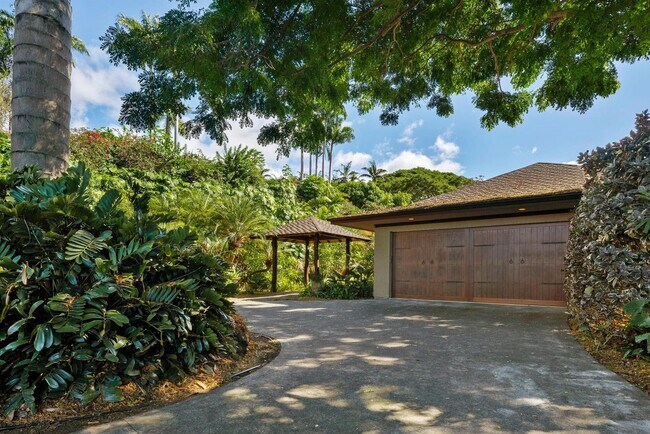 Building Photo - Luxury furnished 4 bedroom 3 bathroom with pool, spa, and outdoor showers