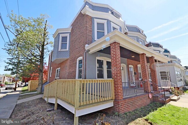 Building Photo - 523 W 26th St