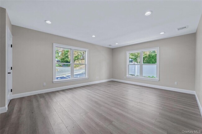 Building Photo - 110 School St