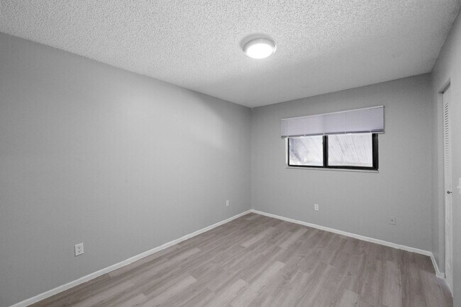 Building Photo - ***CUTE! Largo Townhome NOW *** 2 Bed. 1&1...