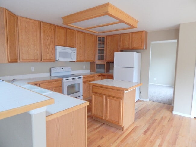 Building Photo - 203 Cleopatra St