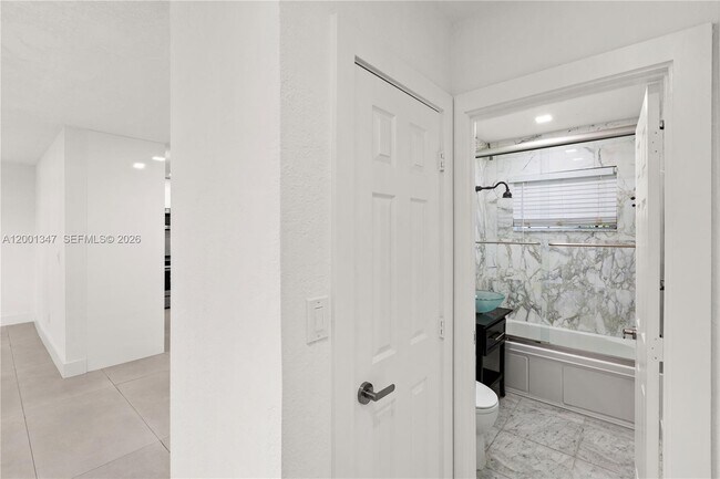 Building Photo - 6605 SW 61st St