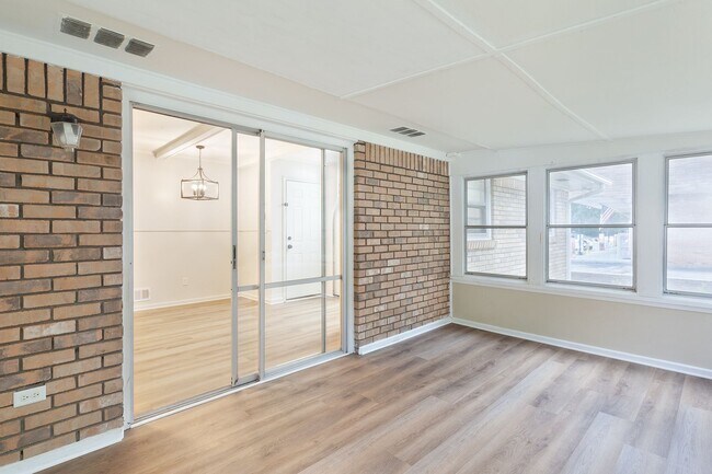 Building Photo - Newly Renovated 3bd/2ba Home w/ Sunroom and Large Backyard in Great Location!