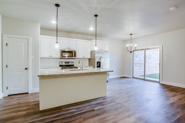 Building Photo - Wonderful Townhome in Cooper District!