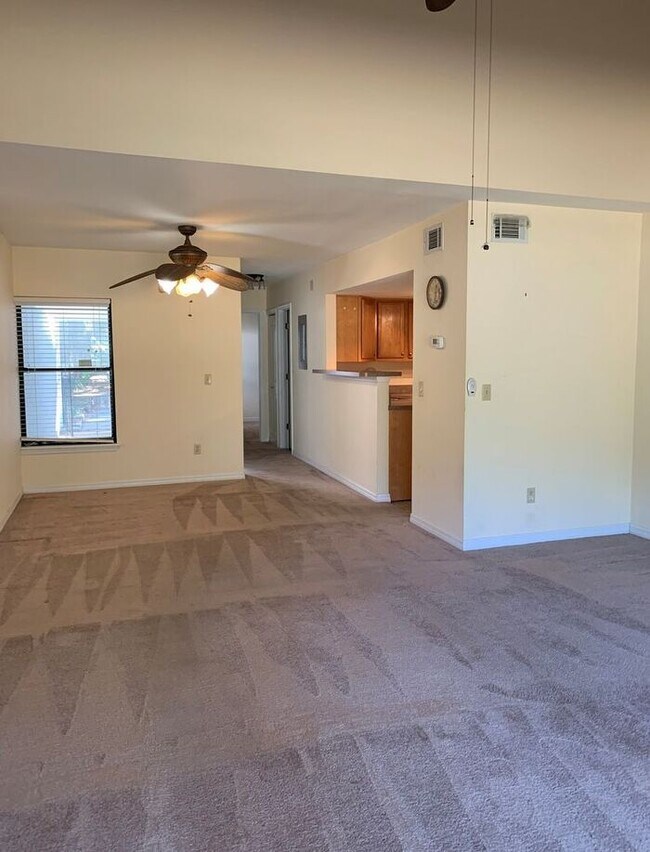 Building Photo - Awesome 2 Bed/2 Bath Townhome, Minutes fro...