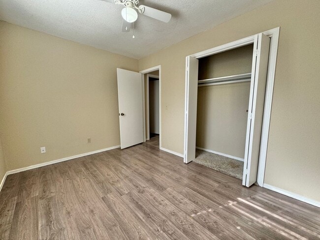 Building Photo - 3 bedroom 2 bathroom home Near In Broken A...