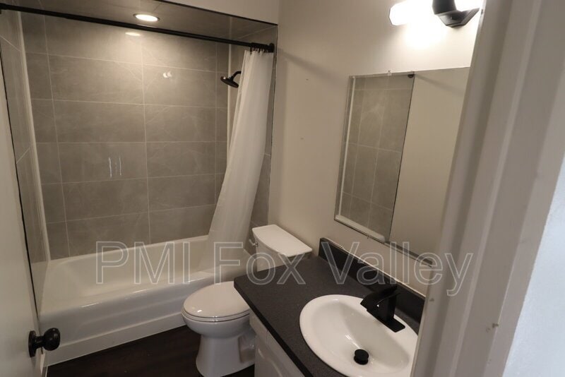 Building Photo - 800 N Hawthorne Dr