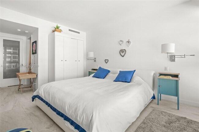 Building Photo - 5055 Collins Ave