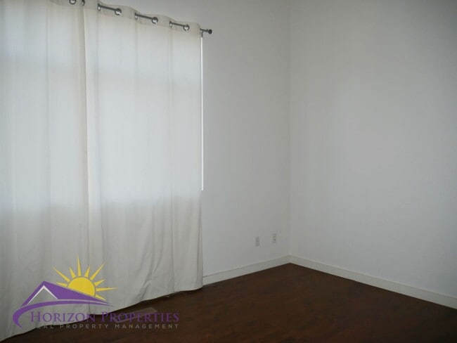 Building Photo - Modern Bright Three-story 3 Bed 2 Bath 1,400 Sqft Mansion Flats Designer Condo