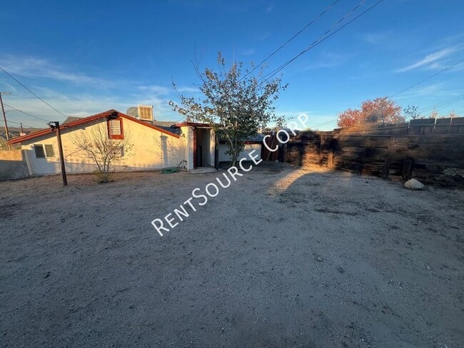 Building Photo - 1040-1042 Flora St