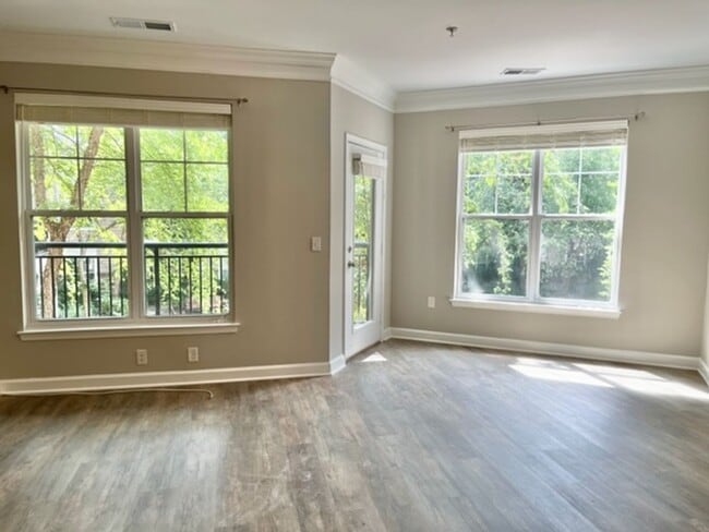 Building Photo - Large and quiet 1 BR 1 BA overlooking cour...