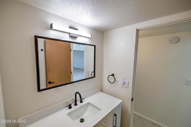 Building Photo - 5144 N Avenida Primera