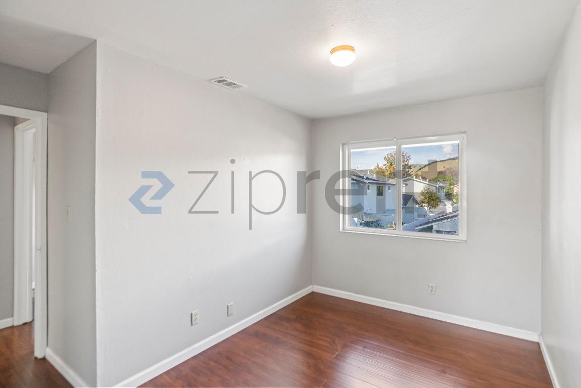 Building Photo - 38605 Royal Ann Common