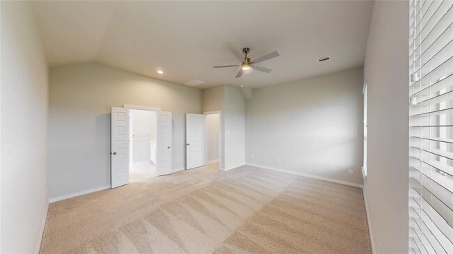 Building Photo - 333 Spruce Oak Ln