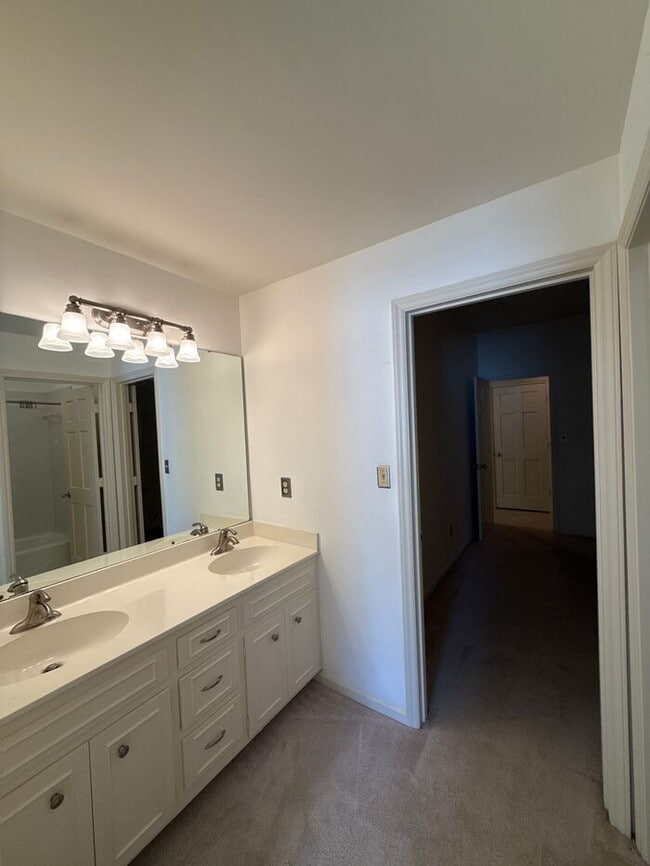 Building Photo - King John Condos