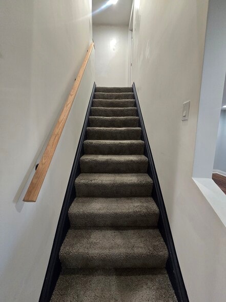 Building Photo - 4338 Coleridge St