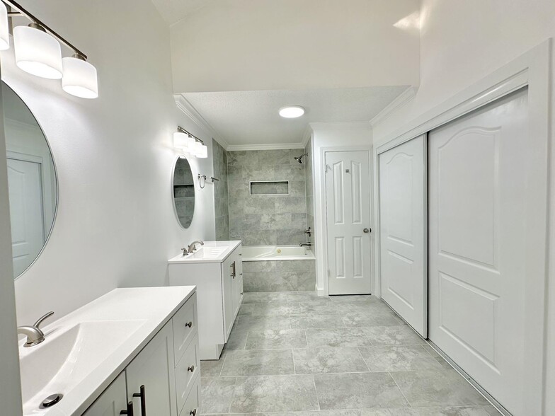 Building Photo - 5445 Pine Oak Ln