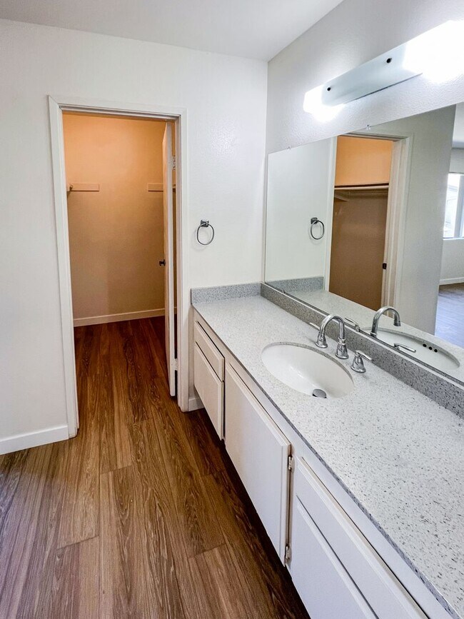 Building Photo - Beautifully Updated 3 Bed, 2.5 Bath La Jolla Townhome – Bright, Spacious, & Perfectly Located!