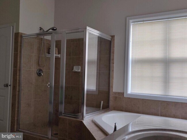 Building Photo - 42891 Edgegrove Heights Terrace