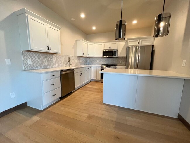 Building Photo - Newly Built 4 Bed/2.5 Bath Townhome in Aspen Ridge!